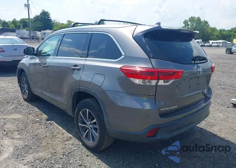 2018 Toyota Highlander Xle z USA, uszkodzony, nr VIN 5TDKZRFH9JS543118